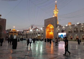 حرم رضوی غرق در ماتم جوادالائمه(ع)؛ زائران با رعایت پروتکل‌ها به سوگ نشسته‌اند 