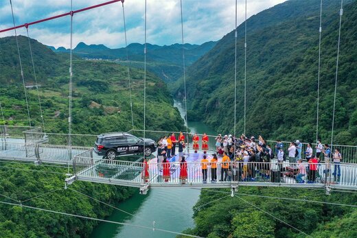 افتتاح طولانی‌ترین پل شیشه‌ای جهان