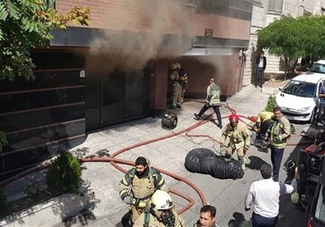 گرفتار شدن ۱۶ نفر میان دود در سعادت‌آباد/ تصاویر