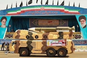 تصویری از رهبر انقلاب در کنار سامانه پدافندی مجهز به موشک‌های شلیک کن و فراموش کن( FIRE & FOREGET)