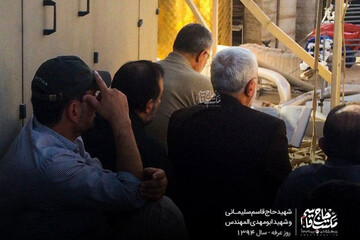 ببینید | تصویری دیده نشده از قرائت دعای عرفه توسط شهید قاسم سلیمانی در کربلا