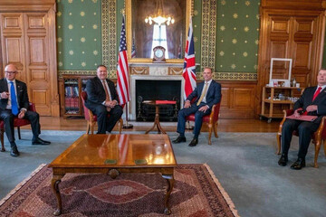 عکس | فرش ماهی خوی ایران در محل وزارت خارجه بریتانیا