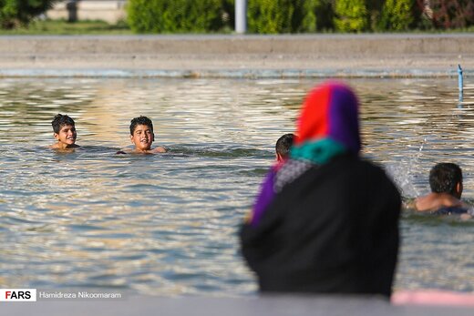 آب‌تنی در گرمای تابستان