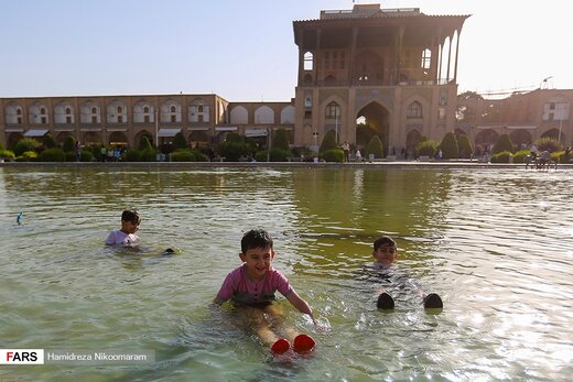 آب‌تنی در گرمای تابستان