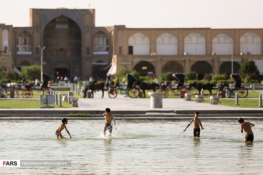 آب‌تنی در گرمای تابستان