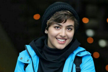 ریحانه پارسا روی صحنه تئاتری به کارگردانی مهدی کوشکی رفت