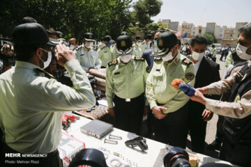 تصاویر | کشف اسلحه گرم و قمه توسط پلیس تهران