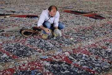 عکس | جمع کردن خرده شیشه ها از فرش مسجدی در بیروت