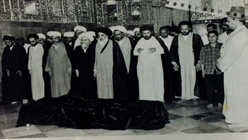 تصاویر کمتر دیده شده از مراسم خاکسپاری آیت الله خویی با حضور آیت الله سیستانی