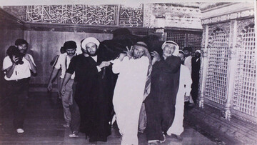تصاویر کمتر دیده شده از مراسم خاکسپاری آیت الله خویی با حضور آیت الله سیستانی