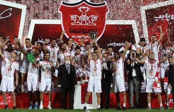 عکس یادگاری پرسپولیسی‌ها به همراه فرزندان‌شان در کنار چهار جام قهرمانی