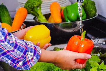 ببینید | ضدعفونی کردن میوه ها و سبزیجات در روزهای کرونایی