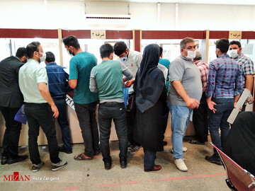 انتظار طولانی در صف تعویض پلاک در روز‌هایی کرونایی - همدان