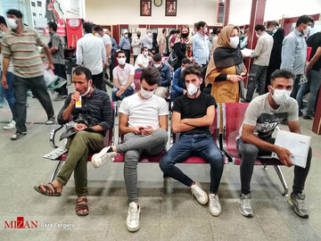 انتظار طولانی در صف تعویض پلاک در روز‌هایی کرونایی - همدان