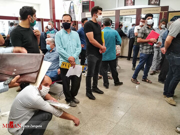 انتظار طولانی در صف تعویض پلاک در روز‌هایی کرونایی - همدان