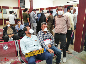 انتظار طولانی در صف تعویض پلاک در روز‌هایی کرونایی - همدان