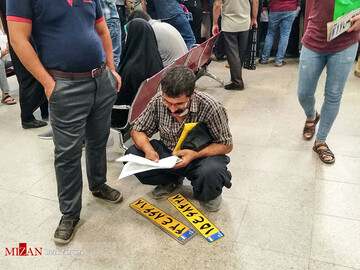 انتظار طولانی در صف تعویض پلاک در روز‌هایی کرونایی - همدان