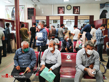 انتظار طولانی در صف تعویض پلاک در روز‌هایی کرونایی - همدان