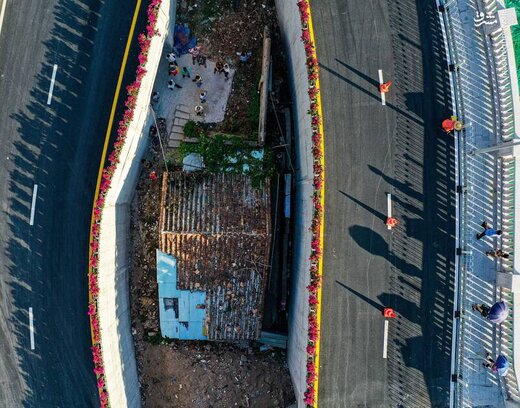 خانه‌ای در وسط اتوبان