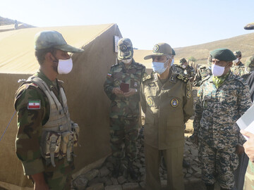 تصویر حضور سرزده فرمانده کل ارتش در اردوگاه دانشگاه‌های افسری امام علی(ع) و خاتم الانبیاء(ص)