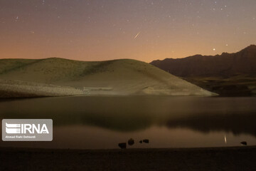 آسمان در شب بارش شهابی