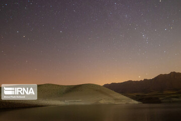 آسمان در شب بارش شهابی