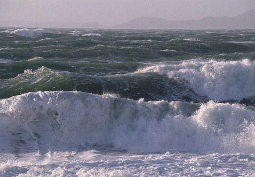 هشدار هواشناسی به ساحل‌نشینان: امواج ۲ متر ارتفاع می‌گیرند