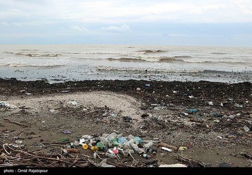 زباله های رودخانه ای در ساحل خزر
