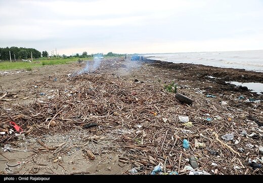 زباله های رودخانه ای در ساحل خزر