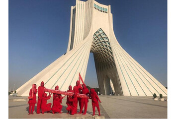 نمایشگران، برج آزادی را هم جابه‌جا کردند