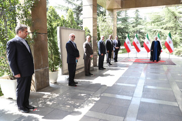 تصویری متفاوت از دیدار دیپلماتیک روحانی با سفرای جدید ایران در ۶ کشور