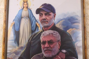 ببینید | عکس شهید حاج ‌قاسم سلیمانی در منزل یکی از فرماندهان مسیحی محور مقاومت
