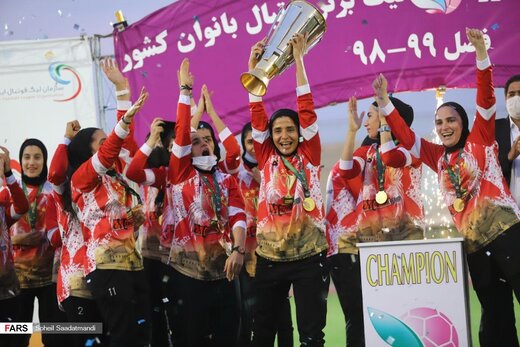 جشن قهرمانی تیم فوتبال بانوان شهرداری بم