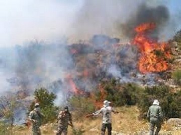 اعزام یک فروند بالگرد هلال احمر به ارتفاعات افزر؛ آتش همچنان زبانه می‌کشد ‌