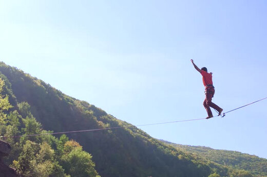 ببینید | طناب بازی یک کیلومتری بر فراز کوهستان