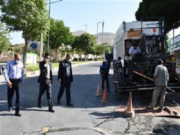 عملیات اجرایی طرح آسفالت حفاظتی برای نخستین بار در شهرکرد آغاز شد
