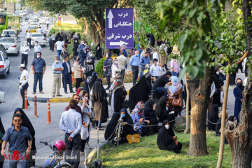 ببینید | انتظار خانواده‌های داوطلبان کنکور بدون رعایت پروتکل بهداشتی