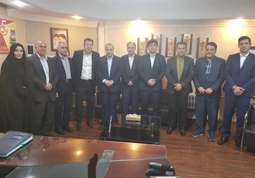 هیئت رئیسه فدراسیون فوتبال با مینی‌بوس به مجلس رفتند/عکس