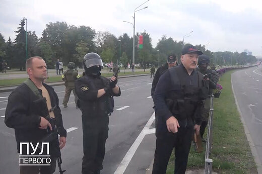 ببینید | لوکاشنکوی اسلحه به دست معترضان را تهدید کرد: حسابشان را می رسیم
