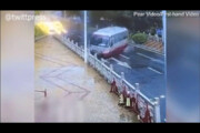 ببینید | نجات یافتن عجیب راننده مینی بوس چینی