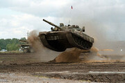 ببینید | پرش با تانک در نمایشگاه نظامی روسیه