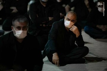 تصویری از فرمانده کل سپاه در مراسم عزاداری شب تاسوعا تصویری از فرمانده کل سپاه در مراسم عزاداری شب تاسوعا