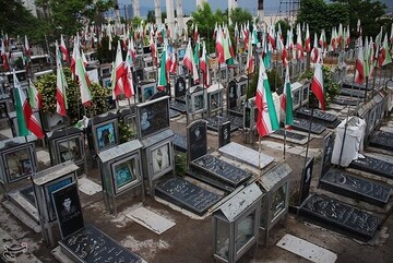 آغاز تعویض سنگ‌های آسیب دیده مزار شهدای وادی رحمت تبریز