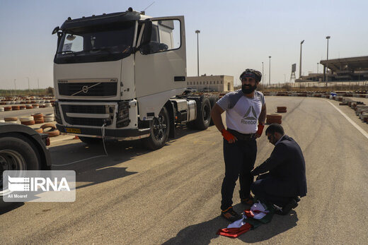 ثبت رکورد جهانی جابجایی کامیون با دندان توسط خواهر و برادر خوزستانی