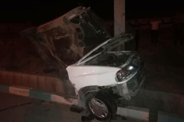 ببینید | دو نیم شدن یک پراید پس از برخورد با تیر چراغ برق