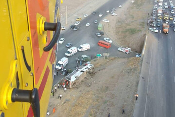 عکس | واژگونی اتوبوس در آزاد راه کرج - قزوین 