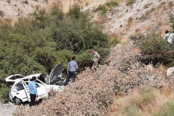 ببینید | سقوط خودروی تیبا به دره در محور رودهن دماوند