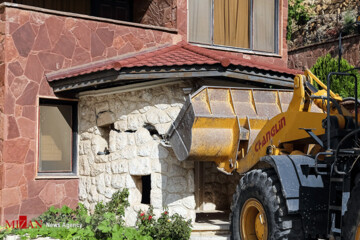 ببینید | خانه‌های باستی‌هیلز کرج تخریب شد