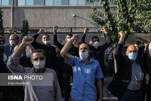 تجمع اعتراضی شهروندان تهرانی مقابل سفارت فرانسه