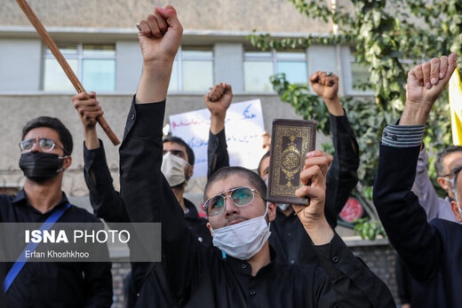 تجمع اعتراضی شهروندان تهرانی مقابل سفارت فرانسه